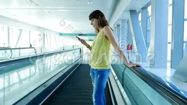 站在自动人行道上的女人，站在地铁口的楼梯上，用她的电话，一种交流的手段，一种时尚